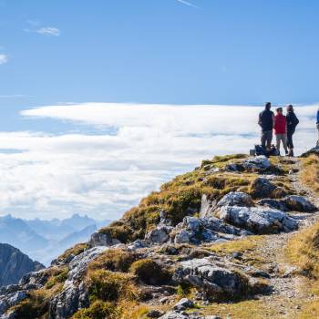 Wandergruppe am Gipfelkreuz