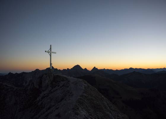 Gifelkreuz im Sonnenaufgang