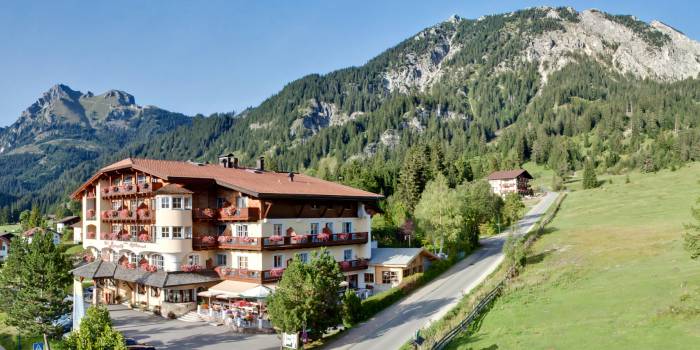 Berghotel Lumbergerhof im Sommer von der Seite