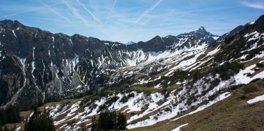 Frühlings Wanderurlaub im Tannheimer Tal – ein Überraschungspaket zwischen Schneestapfen und Gipfelglück mit Enzian., Bild 2/2